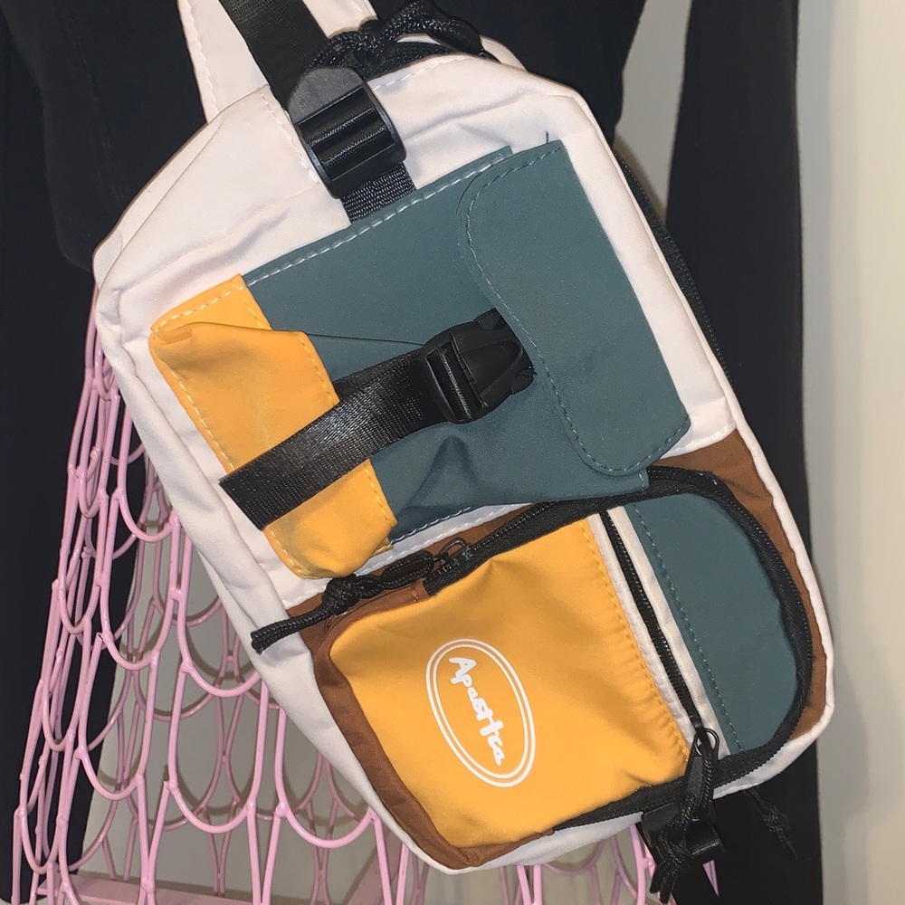 🎁Like New no tags SHEIN Waterproof Messenger Bag, Student Chest Bag, Nylon Sport